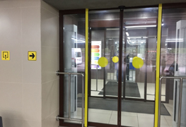Маркировка прозрачных дверей для инвалидов